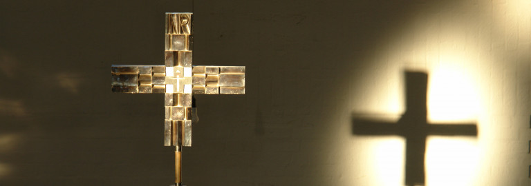 Altarkreuz der Johanneskirche im Gegenlicht