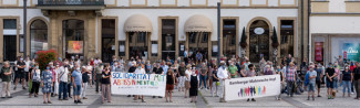  Am Maxplatz versammeln sich viele Menschen