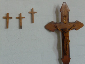 Kreuze in der Kirche