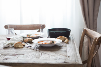 zwei Teller Suppe auf einem Tisch