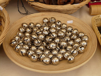 Schale mit goldenen Glöckchen
