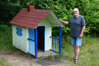 Harald Daum vor dem Spielhäuschen