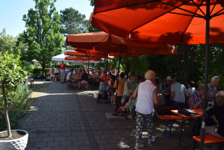 Volle Bierbänke
