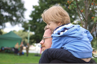 Vater mit Kind auf den Schultern