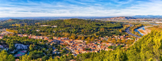 weiter Blick auf Landschaft und Stadt