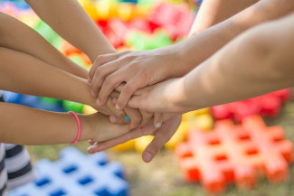 viele Kinderhände übereinander