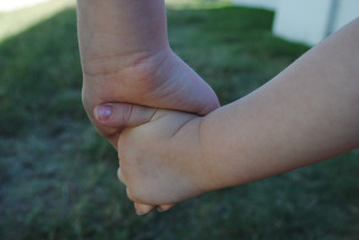 kleine Hand in großer Hand