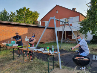 Jugend beim Grillen