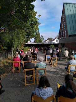 Gottesdienst zum Erntedankfest auf dem Kirchplatz