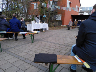 Gottesdienst auf dem Kirchplatz