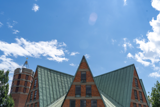 Johanneskirche und blauer Himmel