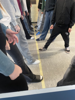 Füße der Konfis stehen sich an einer Linie gegenüber