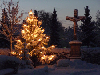 Christbaum und Kreuz