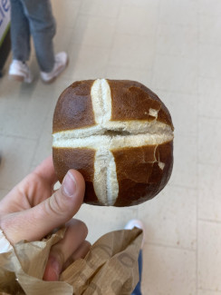 Brötchen mit Kreuz
