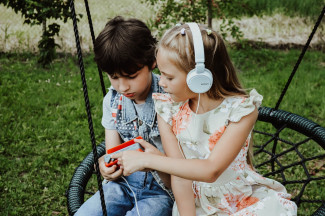 Kinder hören gemeinsam eine Geschichte 