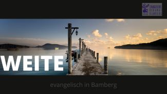 Ein Bootssteg und Wasser, das Wort Weite