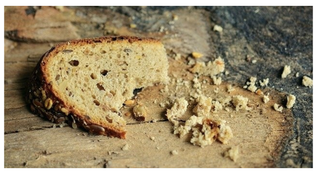 Eine Scheibe Brot und Krümel