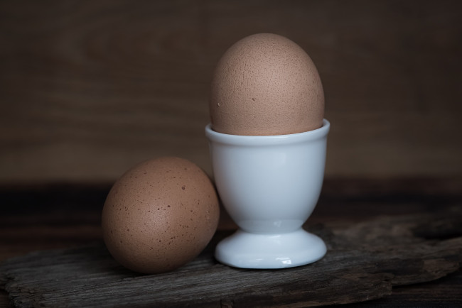 Eicherbecher mit zwei Eiern